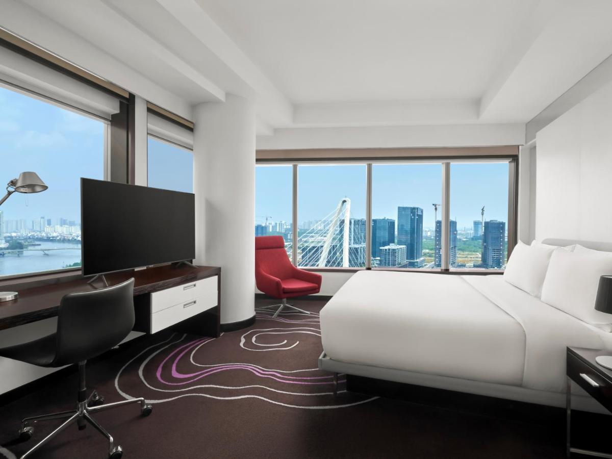 Grande Suite d’Angle 1 Chambre Lit King-Size avec Accès au Salon Concierge - Vue sur Rivière